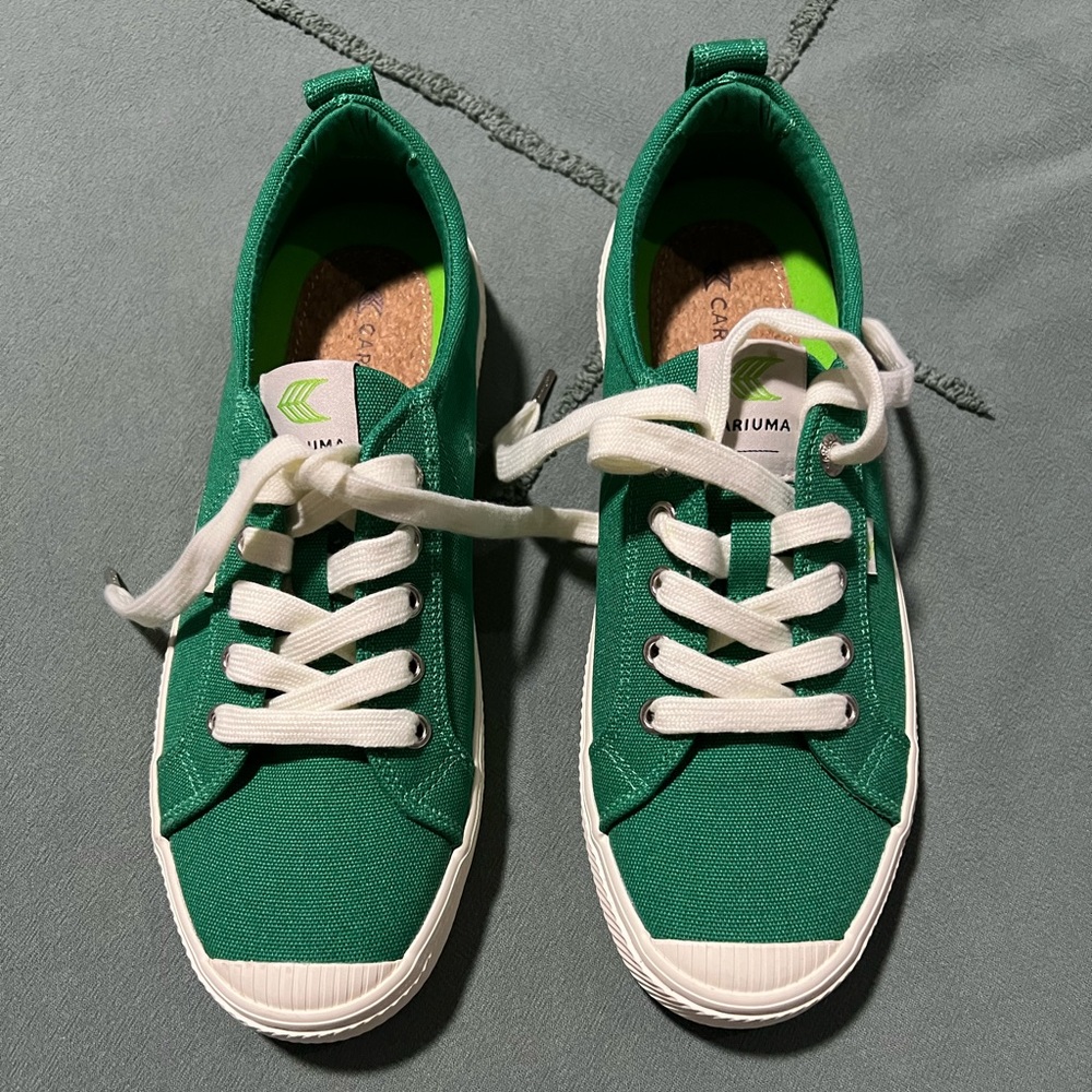 Cariuma Ona Low Sneaker in Green Canvas vegan sustainable